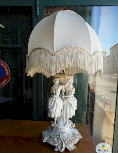 GROSSE LAMPE EN BISCUIT AVEC SON ABAT JOUR