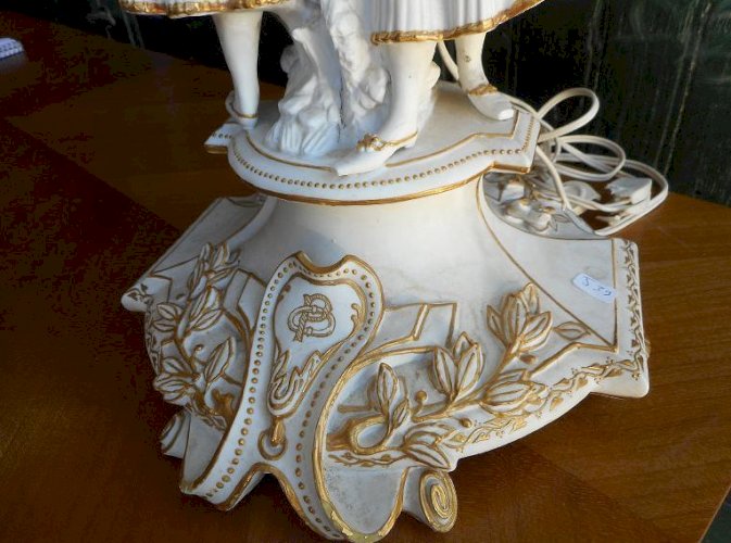 GROSSE LAMPE EN BISCUIT AVEC SON ABAT JOUR