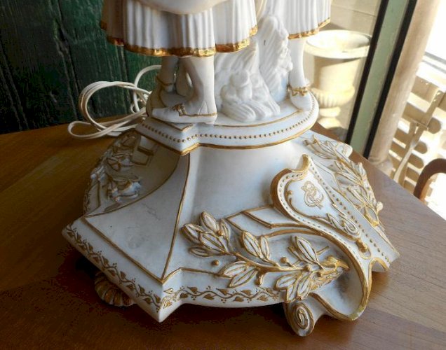 GROSSE LAMPE EN BISCUIT AVEC SON ABAT JOUR