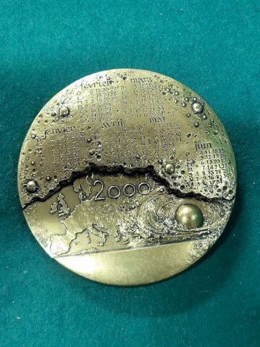 GROSSE MEDAILLE DE TABLE EN BRONZE CALENDRIER 2000 N° 103