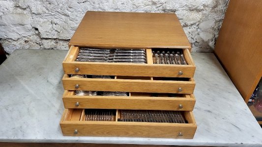 LARGE HOUSEHOLD SET OF 131 PIECES WITH WOODEN CASE AND 4 DRAWERS