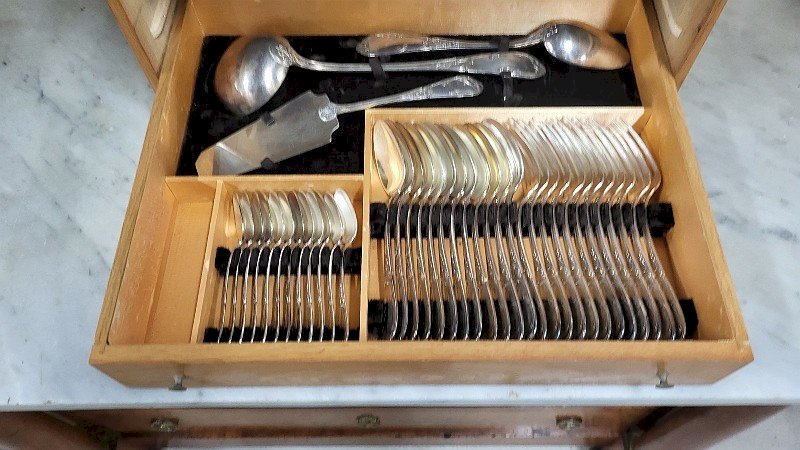GROSSE MENAGERE DE 131 PIECES AVEC SON COFFRET EN BOIS A 4 TIROIRS