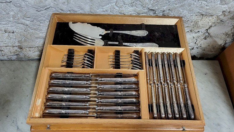 GROSSE MENAGERE DE 131 PIECES AVEC SON COFFRET EN BOIS A 4 TIROIRS