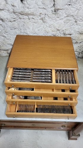 GROSSE MENAGERE DE 131 PIECES AVEC SON COFFRET EN BOIS A 4 TIROIRS