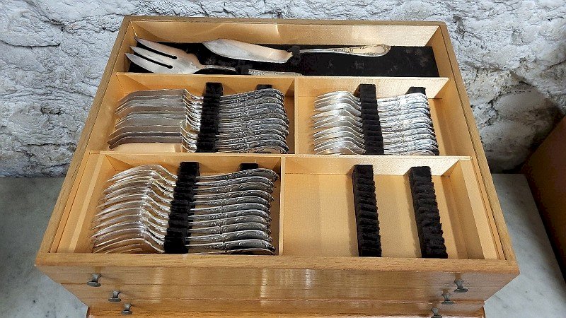 GROSSE MENAGERE DE 131 PIECES AVEC SON COFFRET EN BOIS A 4 TIROIRS