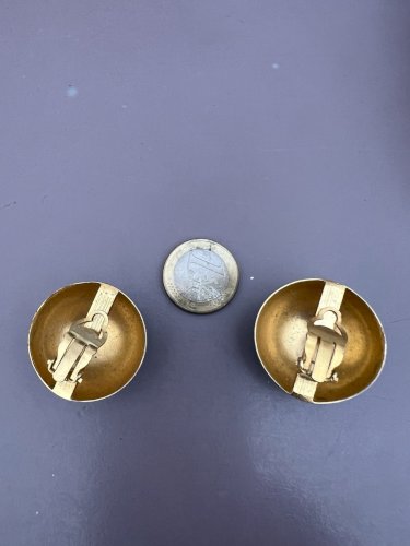Grosse paire de boucles d’oreilles clip émaillée vintage vers 1960/1970 Fashion