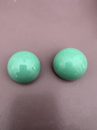 Grosse paire de boucles d’oreilles clip émaillée vintage vers 1960/1970 Fashion