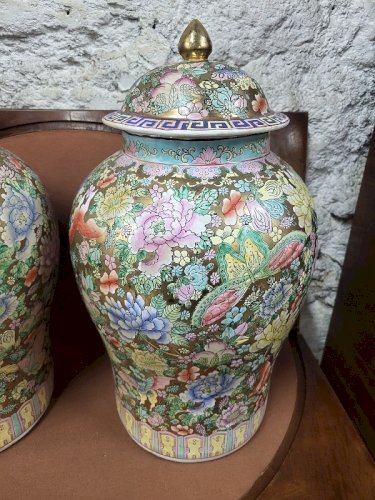 GROSSE PAIRE DE VASES A COUVERCLES ASIATIQUES