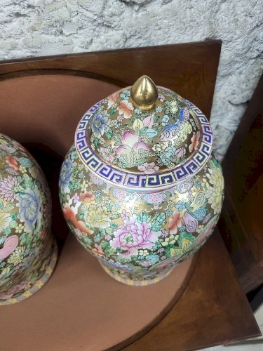 GROSSE PAIRE DE VASES A COUVERCLES ASIATIQUES
