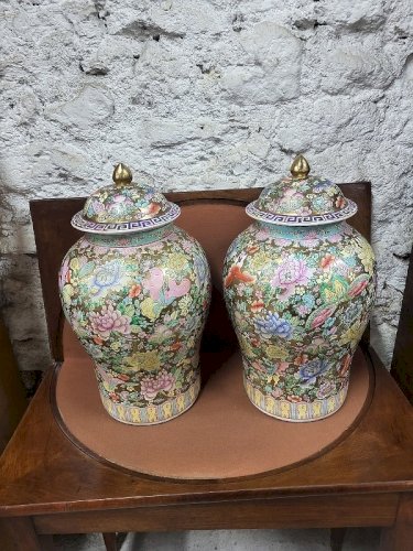GROSSE PAIRE DE VASES A COUVERCLES ASIATIQUES