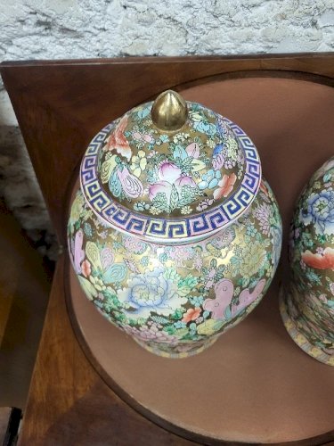 GROSSE PAIRE DE VASES A COUVERCLES ASIATIQUES