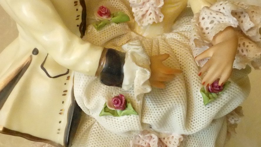 GROUPE DE DANSEUR EN PORCELAINE STYLE DRESDEN SIGNATURE COURONNE**