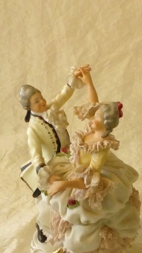 GROUPE DE DANSEUR EN PORCELAINE STYLE DRESDEN SIGNATURE COURONNE**