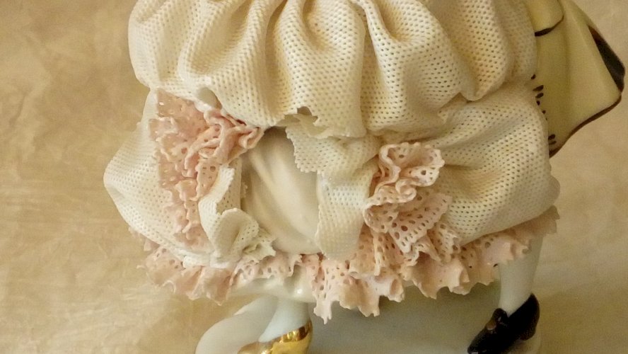 GROUPE DE DANSEUR EN PORCELAINE STYLE DRESDEN SIGNATURE COURONNE**