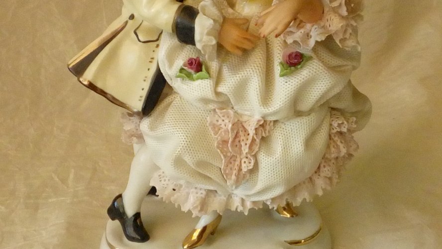 GROUPE DE DANSEUR EN PORCELAINE STYLE DRESDEN SIGNATURE COURONNE**