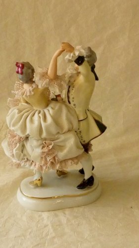 GROUPE DE DANSEUR EN PORCELAINE STYLE DRESDEN SIGNATURE COURONNE**