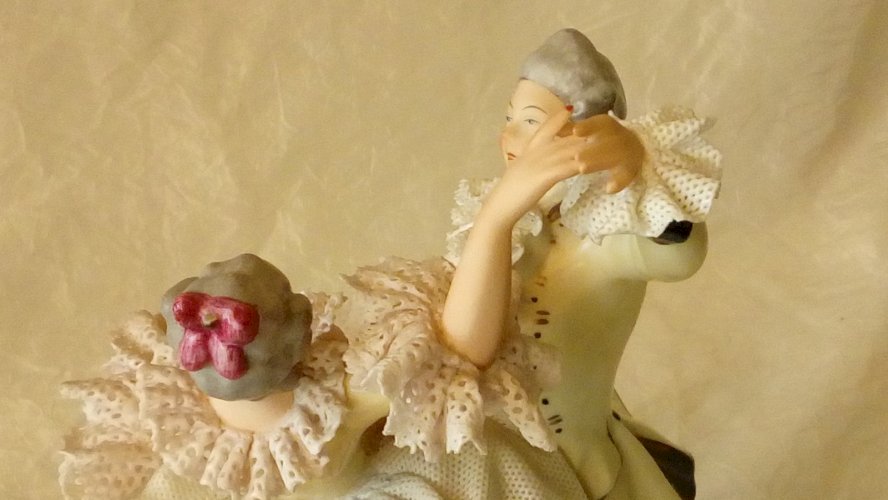 GROUPE DE DANSEUR EN PORCELAINE STYLE DRESDEN SIGNATURE COURONNE**