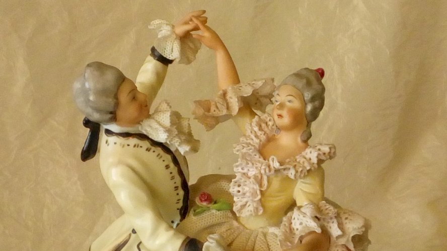 GROUPE DE DANSEUR EN PORCELAINE STYLE DRESDEN SIGNATURE COURONNE**