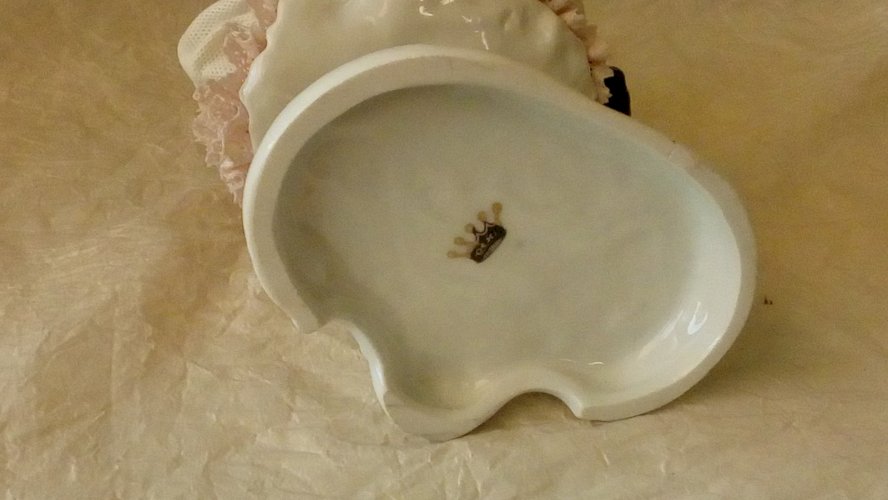 GROUPE DE DANSEUR EN PORCELAINE STYLE DRESDEN SIGNATURE COURONNE**