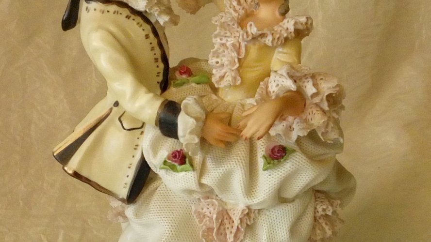 GROUPE DE DANSEUR EN PORCELAINE STYLE DRESDEN SIGNATURE COURONNE**