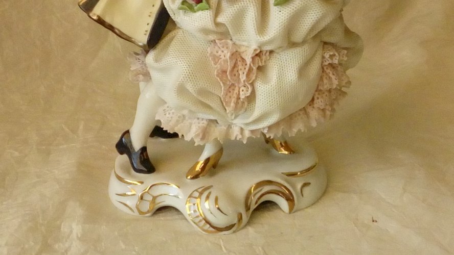 GROUPE DE DANSEUR EN PORCELAINE STYLE DRESDEN SIGNATURE COURONNE**