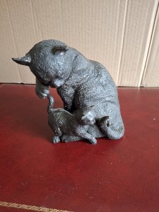 Groupe en bronze sculpture chaton jouant avec la queue du chat, pour les amoureux des chats