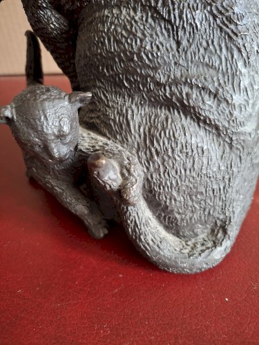 Groupe en bronze sculpture chaton jouant avec la queue du chat, pour les amoureux des chats
