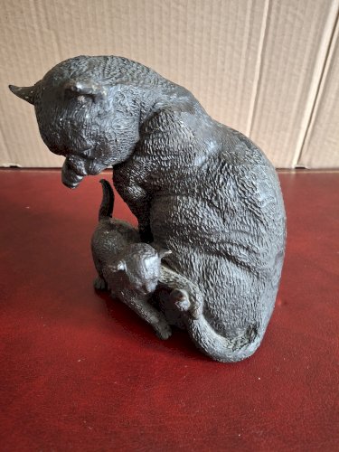 Groupe en bronze sculpture chaton jouant avec la queue du chat, pour les amoureux des chats