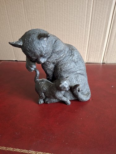 Groupe en bronze sculpture chaton jouant avec la queue du chat, pour les amoureux des chats