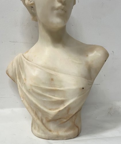 Groupe en marbre sculpté d'un buste de jeune femme XX siècle
