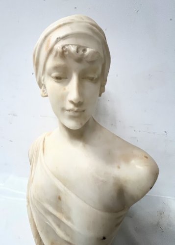 Groupe en marbre sculpté d'un buste de jeune femme XX siècle