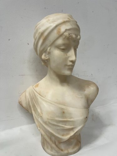 Groupe en marbre sculpté d'un buste de jeune femme XX siècle