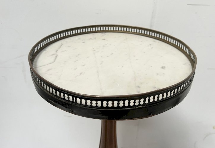 Guéridon bout de canapé de style Louis XVI en hetre et marbre XX siècle
