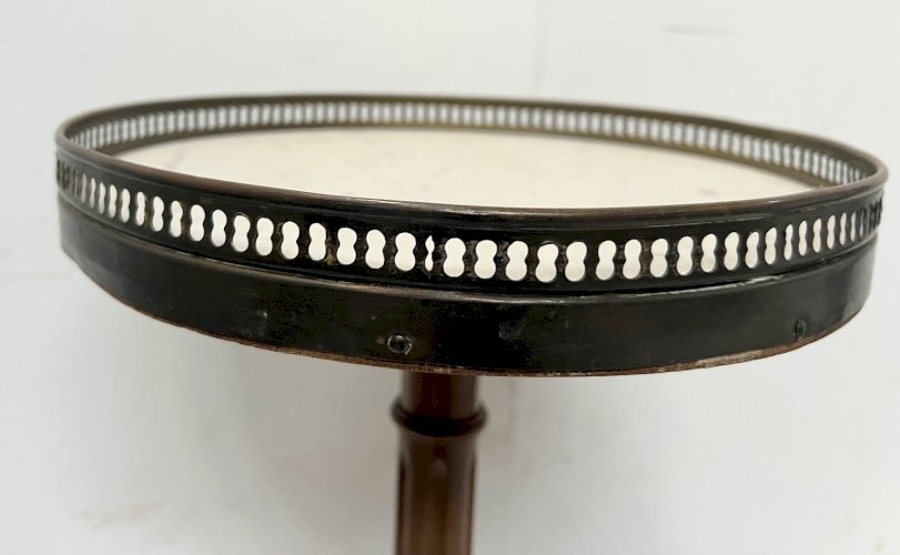 Guéridon bout de canapé de style Louis XVI en hetre et marbre XX siècle