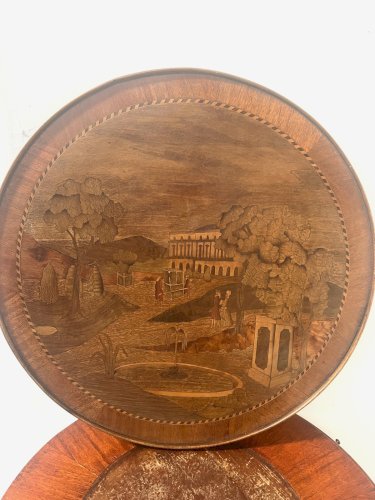 Guéridon marqueté de style Louis XVI a plateau amovible XX siècle