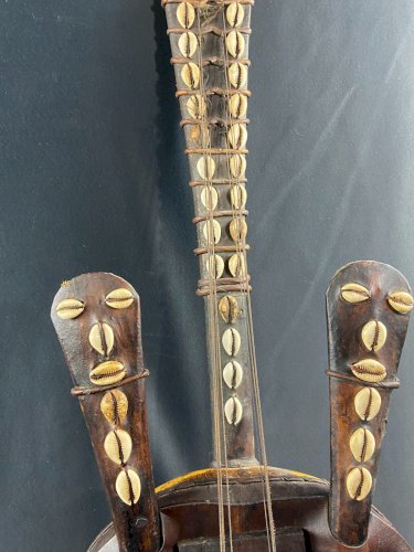Guitare africaine Kora Mandinka à décor de cauris Gabon