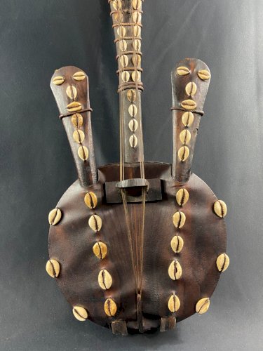 Guitare africaine Kora Mandinka à décor de cauris Gabon