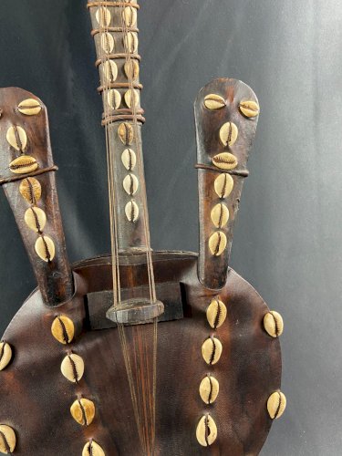 Guitare africaine Kora Mandinka à décor de cauris Gabon
