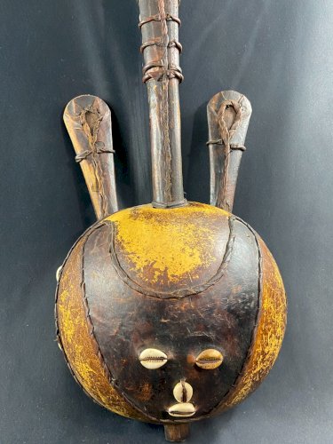Guitare africaine Kora Mandinka à décor de cauris Gabon