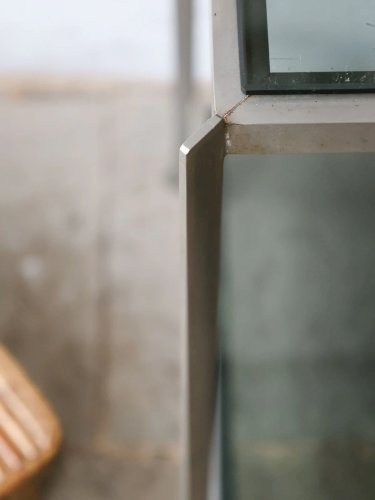 Hanna, la sellette en métal et verre fumé N°798