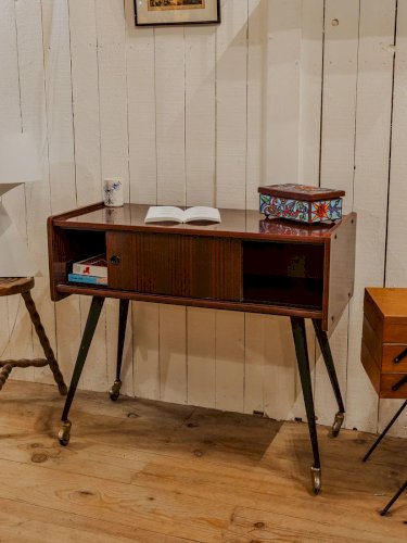 Hanna, la table d'appoint à roulettes N°774