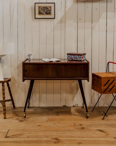 Hanna, la table d'appoint à roulettes N°774