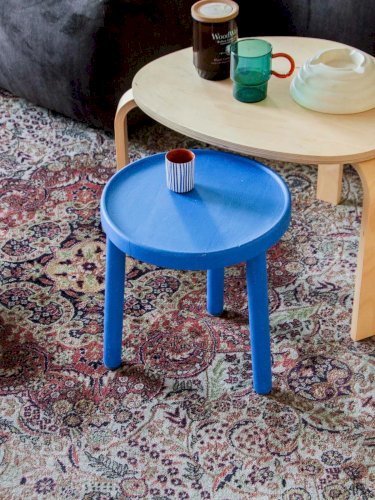 Hanna, la table d'appoint bleu klein N°629