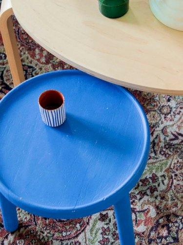 Hanna, la table d'appoint bleu klein N°629