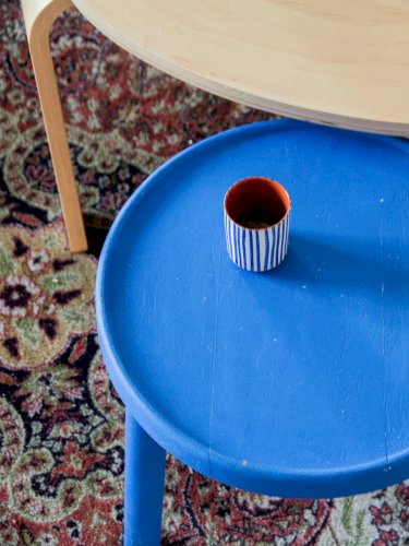 Hanna, la table d'appoint bleu klein N°629