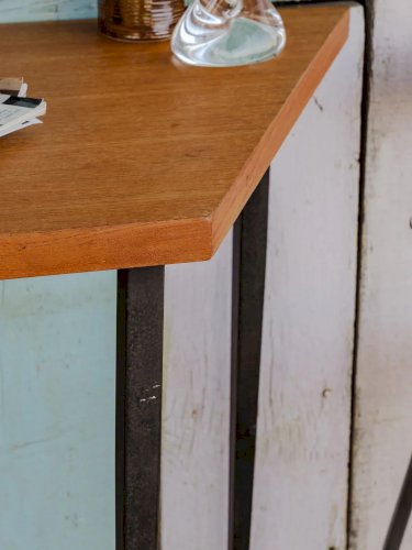 Hanna, la table d'appoint en bois et métal N°818