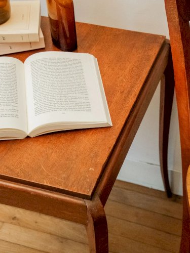 Hanna, la table d'appoint en bois foncé N°738