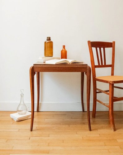 Hanna, la table d'appoint en bois foncé N°738