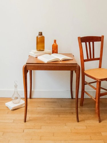 Hanna, la table d'appoint en bois foncé N°738