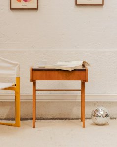 Hanna, the wooden side table No. 610